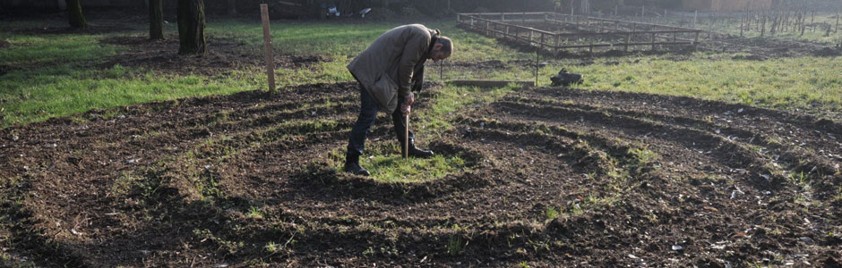 In una visione orizzontale dei rapporti tra tutti i viventi, il Giardino degli Aromi promuove il rispetto e la reciprocità nella relazione tra esseri umani e natura